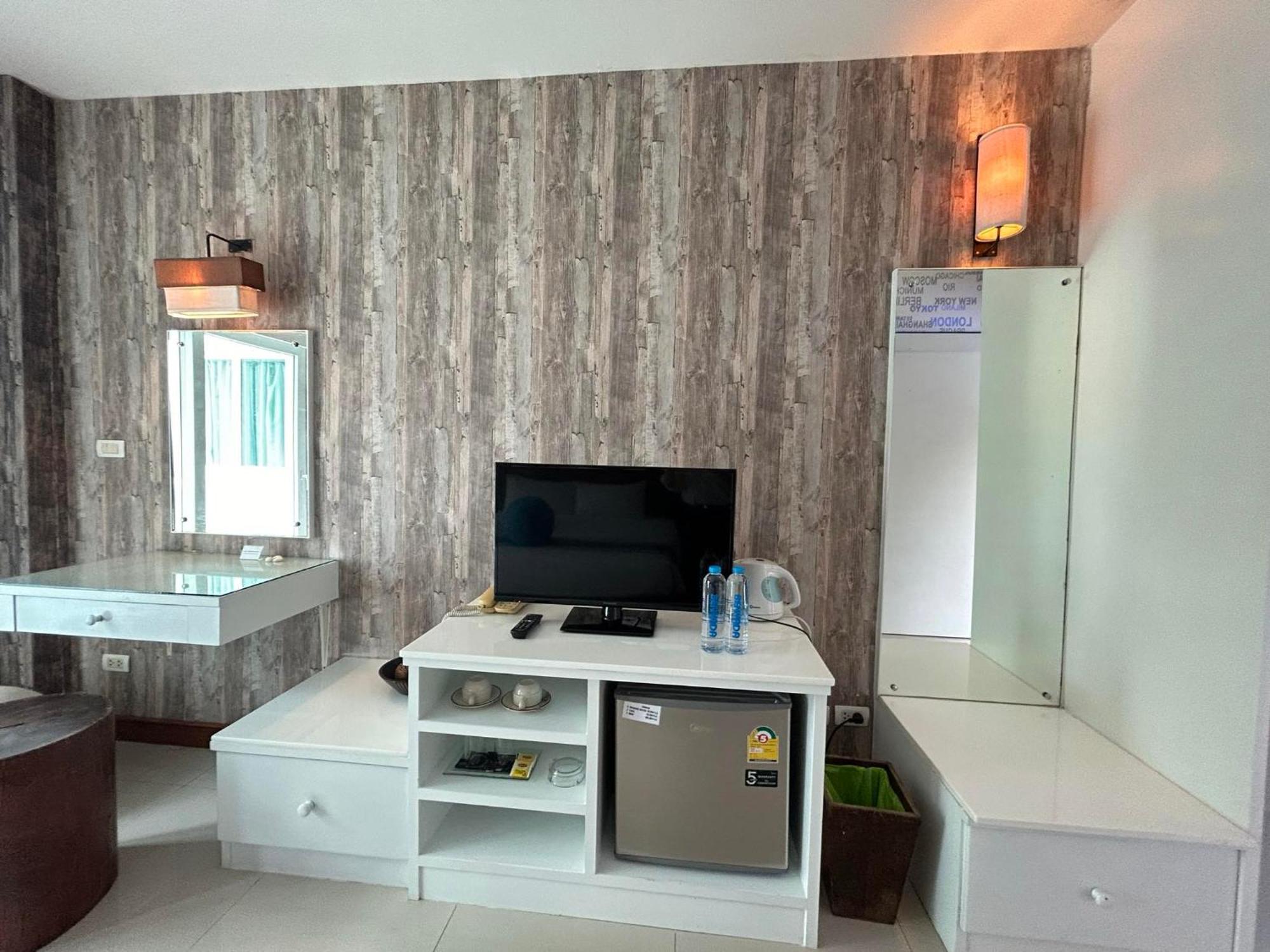 Benyada Lodge - Surin Beach Экстерьер фото